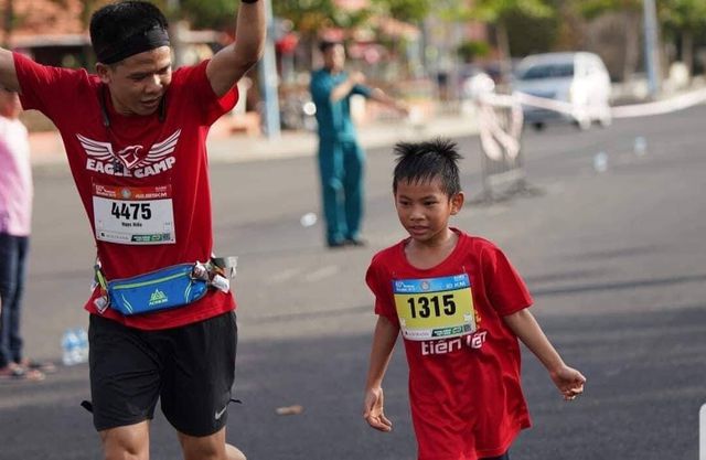 VĐV nhí Phạm Bạch Long chạy nước rút về đích tại giải Tiênphong Marathon 2019