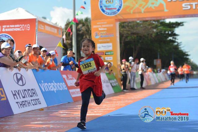 Elsa Thiên Long chạy giải Tiền Phong marathon 
