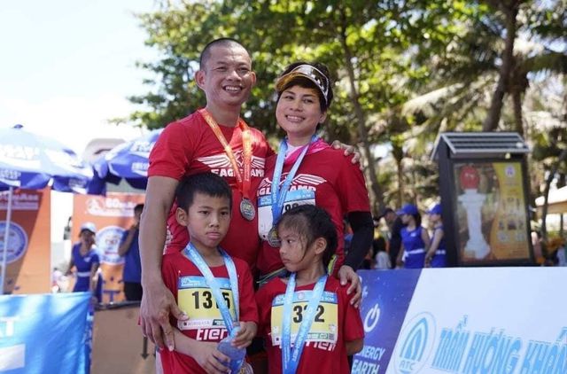 Gia đình VĐV phong trào Phạm Thành Long tại giải Tiênphong Marathon 2019