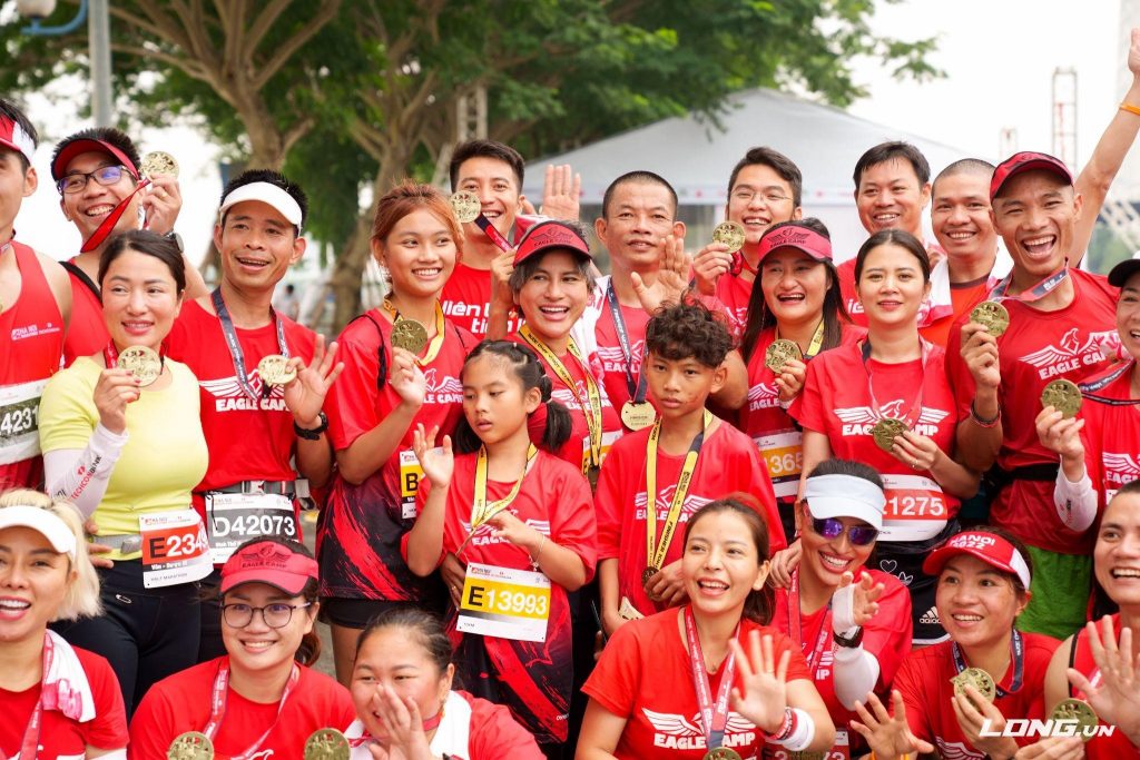 Gia đình tớ và các Cô Chú cộng đồng Eagle Camp trong giải chạy Techcombank Ha Noi Marathon 2022