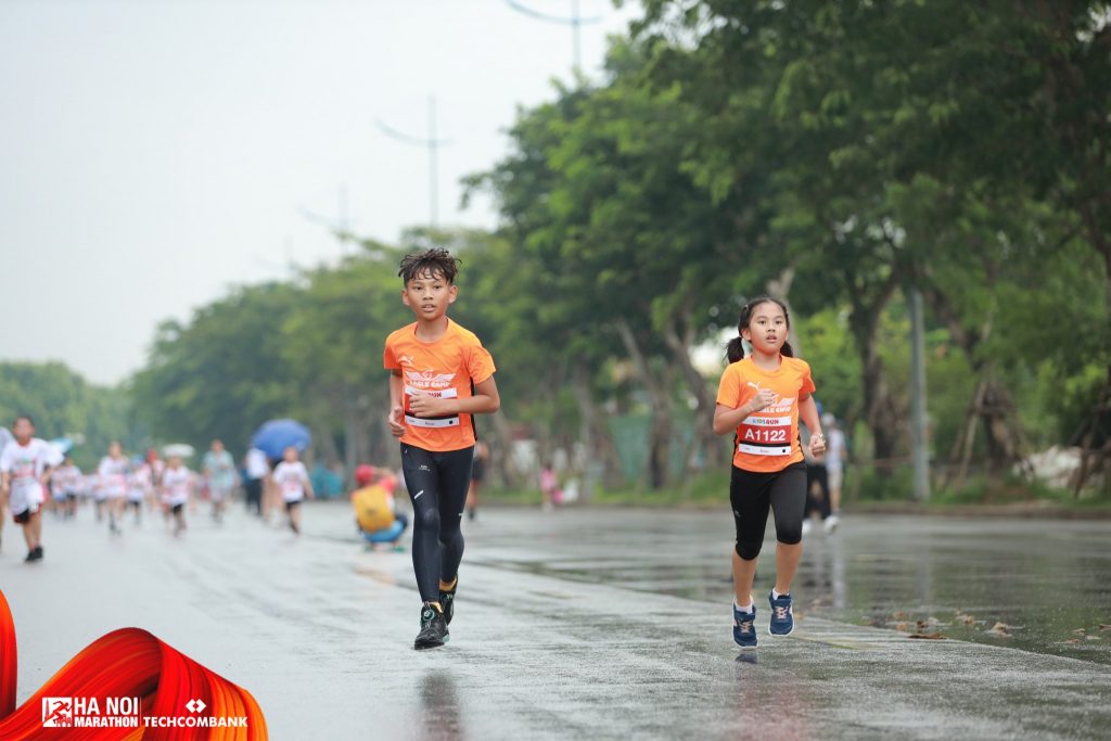 Tớ và Anh trai Phạm Bạch Long trên đường chạy Kid Run