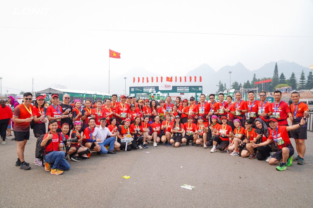 Gia đình tớ và các Cô Chú cộng đồng Eagle Camp trong giải chạy Tiền Phong Marathon 2023