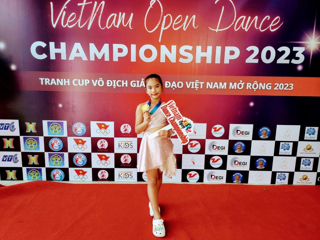 Phạm Thiên Long nhận huy chương tại Vietnam Open Dance