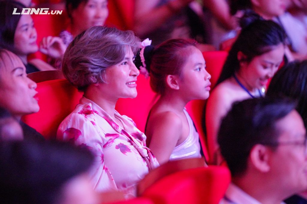 Phạm Thiên Long và mẹ Bạch Lệ Thoa tại Vietnam Open Dance
