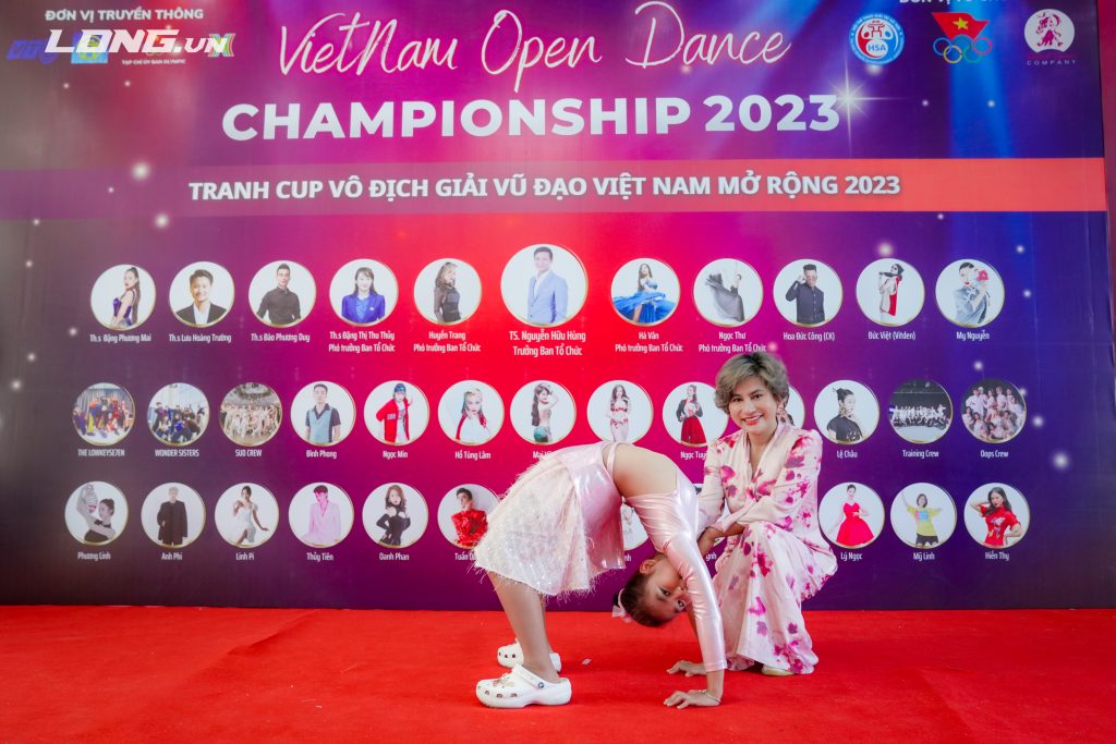 Phạm Thiên Long và mẹ Bạch Lệ Thoa tại Vietnam Open Dance